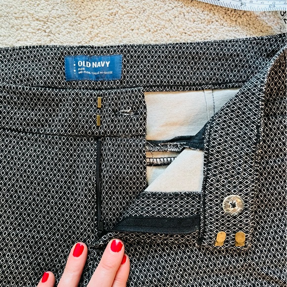 Old Navy Pixie Pants, Black and White Pattern, Size 10 - Picture 4 of 9